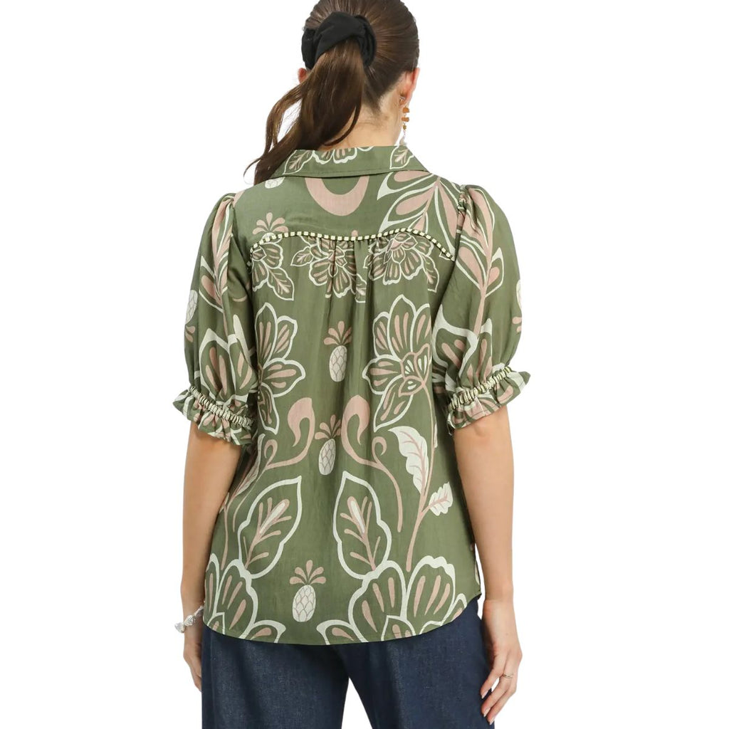 Women's floral print blouse with split V-neck, scalloped yoke and short puff sleeves