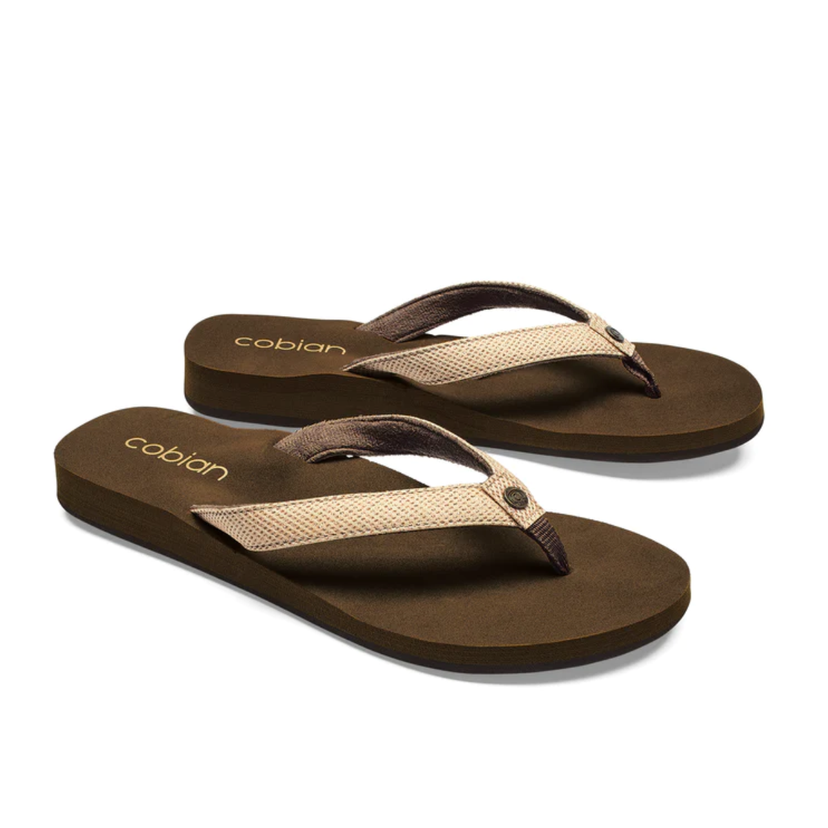These women's flip flops, Fiesta Skinny Bounce by Cobian in Tan and featuring a classic design, offer both style and comfort with COBIAN Skinny Bounce cushioning.