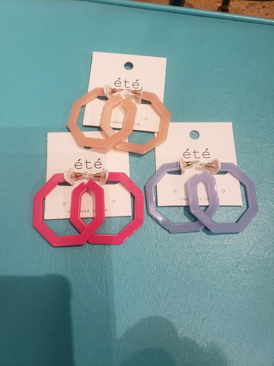 Three pairs of SPECIAL EFFECTS Octagonal Acrylic Hoop Earrings in spring colors—pink, beige, and lavender—displayed on white cards with the text "été" against a light blue surface.